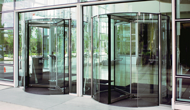 Película de segurança transparente usada para proteger sutilmente o primeiro andar de um edifício de escritórios 