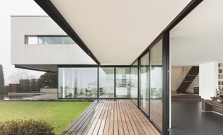 Transparente Schutzfolie sichert die Fenster im Erdgeschoss eines modernen Hauses 