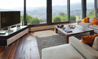 La pellicule pour fenêtres Harmony préserve les vues extérieures de la maison. 