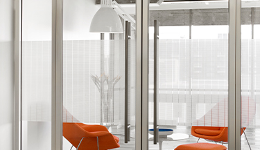 Gemusterte Folien verleihen Fenstern im Innenbereich von Büros mehr Tiefe 