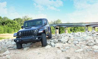  La pellicule de protection de peinture extra épaisse protège la Jeep en tout-terrain. 