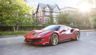  La película de protección de pintura le da un acabado brillante extra a un Ferrari rojo 