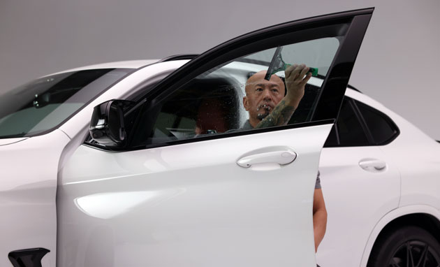 Automotive window tint installation 